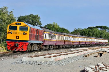 Tayland 'da demiryolunda dizel lokomotifle yolcu treni