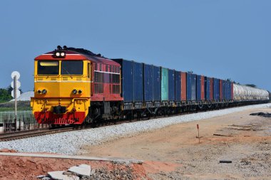 Tayland 'daki demiryolunda dizel lokomotifle konteynır-yük treni