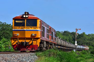 Tayland 'daki tren yolunda dizel lokomotiflerle tanker-yük treni