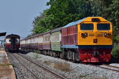 Tayland 'da demiryolunda dizel lokomotifle yolcu treni