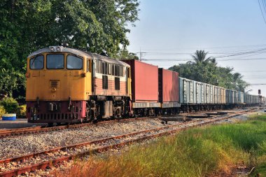 Tayland 'daki demiryolunda dizel lokomotifle yük treni