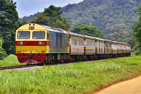 Personenzug Mit Diesellok Auf Der Bahnstrecke Thailand — Stockfoto
