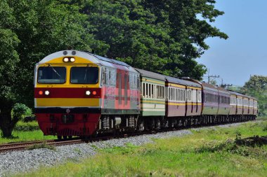 Tayland 'da demiryolunda dizel lokomotifle yolcu treni.