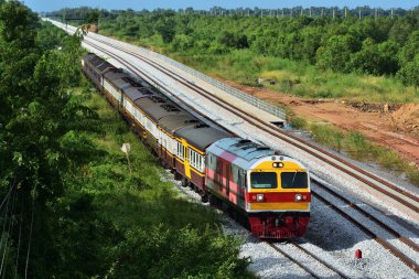 Tayland 'da demiryolunda dizel lokomotifle yolcu treni