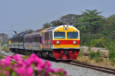 Tayland 'da demiryolunda dizel lokomotifle yolcu treni