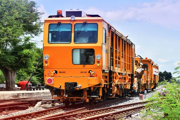 Railway track maintenance machine