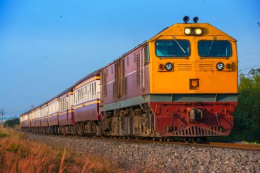 Tayland 'da demiryolunda dizel lokomotifle yolcu treni