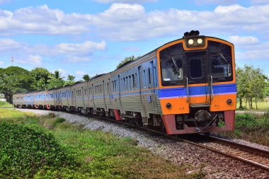 Dizel tren yolu kavisi geçiyor.