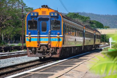 Demiryolunda dizel tren var..