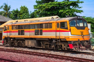 Tren istasyonunda dizel lokomotif. (Kamu binası)