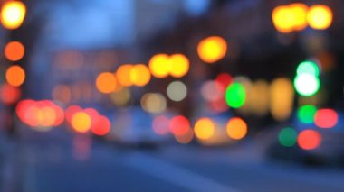 Akşamları Bokeh trafik ışıkları ve hareket arabaları. Şehrin Bokeh 'i akşam trafiği