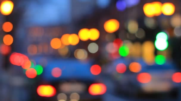 美丽的Bokeh的交通信号灯和汽车在晚上。城市晚间交通的波凯 — 图库视频影像