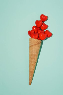 Sevgililer Günü ya da kadınlar için geçmiş tasarımı. Dondurma külahında pembe çiçek..