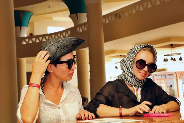 Дві красиві жінки заповнюють документи на рецепції готелю . — стокове фото