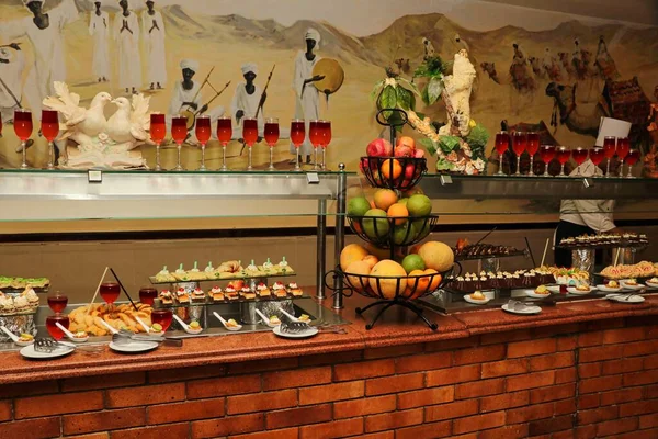 Platos de postre en un buffet en un restaurante del hotel en Egipto — Foto de Stock