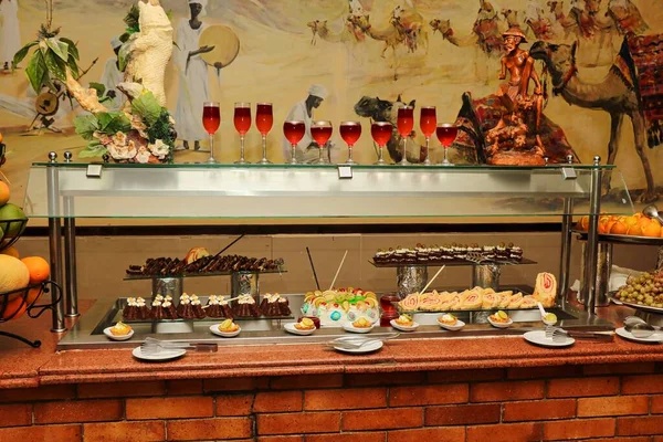 Desery w formie bufetu w restauracji hotelowej w Egipcie — Zdjęcie stockowe