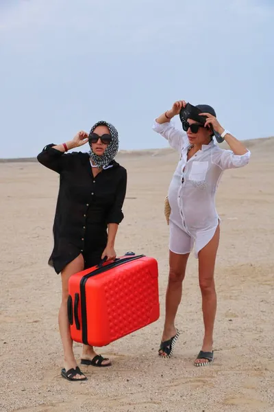 Дві Красиві Самотні Дівчата Червоною Валізою Серед Пісків Пустелі — стокове фото