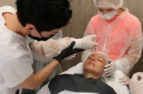 Doktor Kosmetologe lehrt Studenten, einem Patienten Spritzen zu verabreichen — Stockfoto