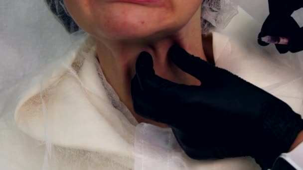 Rejuvenasi kulit leher gadis, suntikan kecantikan. Close-up — Stok Video