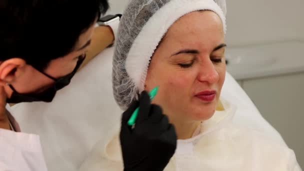 Samråd Med Kosmetolog Före Ansiktsbehandling Med Skönhetsinjektion Skönhetssalong Närbild — Stockvideo