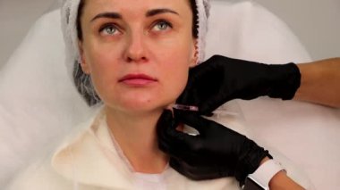 Güzellik iğneleri boynun kırışık dokularına enjekte edilerek yapılır.