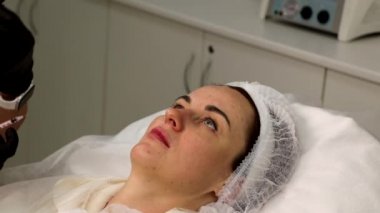 Güzellik enjeksiyonları yüz dokularına özel hazırlıklar yaparak yapılır.