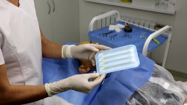 Onderzoek van een faceliftpreparaat voor de patiënt, in een schoonheidssalon — Stockvideo