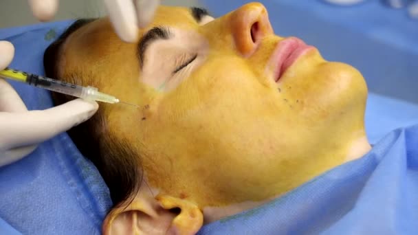 Injection anesthesia before a facelift, in a beauty salon — Stock Video