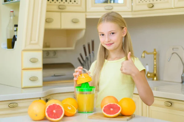 Ein Teenager Macht Orangen Und Grapefruitsaft Mit Einer Handgeste Die — Stockfoto