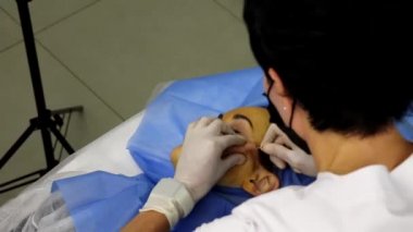 Güzellik salonundaki bir kız için sarmal ipliklerle yüz gerdirme