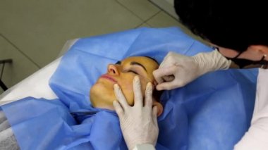 Güzellik salonundaki bir kız için sarmal ipliklerle yüz gerdirme