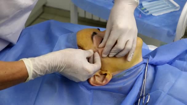 Facelift met spiraaldraden voor een meisje in een schoonheidssalon — Stockvideo