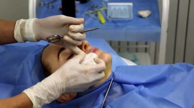 Güzellik salonundaki bir kız için sarmal ipliklerle yüz gerdirme