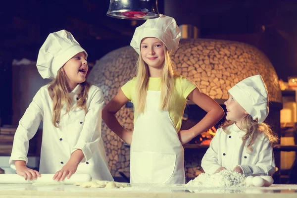 Trois Petites Filles Gaies Souillées Dans Farine Vêtues Uniformes Chef — Photo