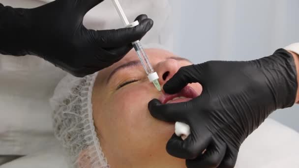 Lipvergroting en volume met fillers in een schoonheidssalon — Stockvideo