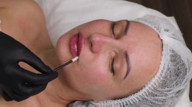 Yükseltme işleminden sonra dudaklara krem sürme uygulaması.