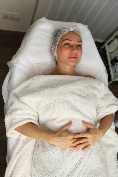 Adult woman in a beauty salon on a facial rejuvenation procedure — Foto de Stock