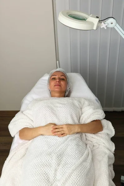 Woman in a beauty salon on a facial rejuvenation procedure — Zdjęcie stockowe