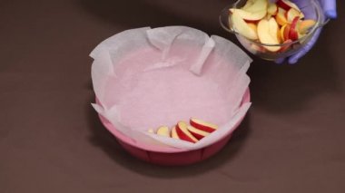 Cooking apple pie, put apple pieces in a container.