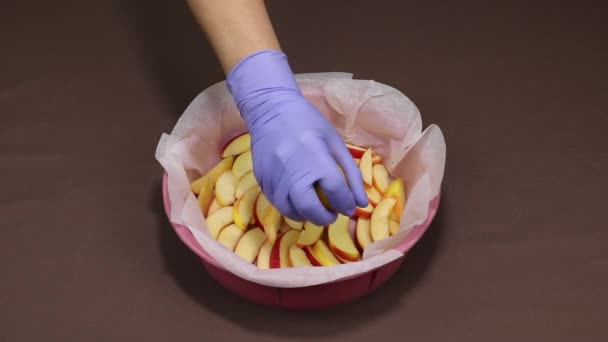 Fresh lemon squeezed onto an apple pie for cooking. — Vídeos de Stock