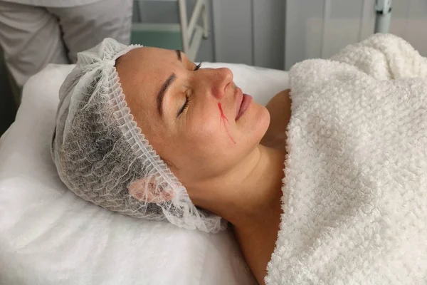 Adult Woman Beauty Salon Waiting Facial Rejuvenation Procedure Lying Sofa — Zdjęcie stockowe