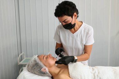 Doctor rejuvenates face with anti-wrinkle injections for middle-aged woman