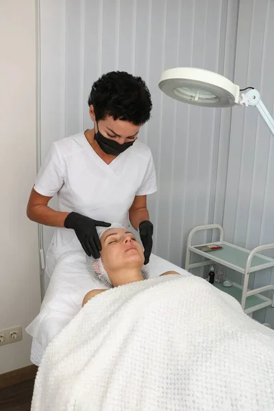 Esthéticienne Examine Patient Une Femme Adulte Avant Intervention Sur Peau — Photo