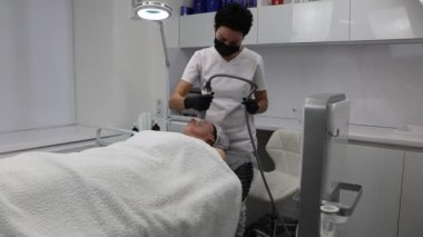 Kırk yaşından büyük bir kadın için elektrikli radyo dalgaları kullanarak cilt tazeleme.