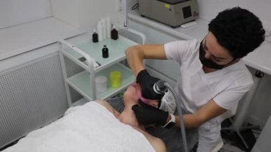 Kırk yaşından büyük bir kadın için elektrikli radyo dalgaları kullanarak cilt tazeleme.
