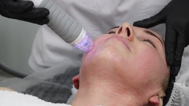 Resserrement de la peau du visage à l'aide d'ondes radio électriques pour une femme de plus de quarante ans — Video