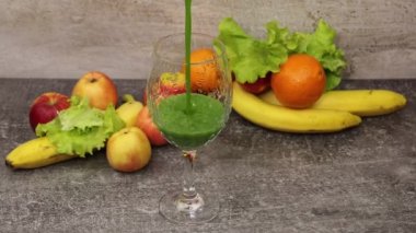Meyve kokteyli ve masada taze meyve..
