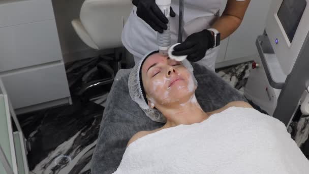 Fala radiowa odmładzanie skóry na czole dorosłej kobiety w kosmetycznym salonie piękności — Wideo stockowe