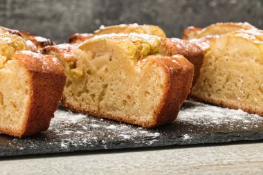 Elmalı pasta taze elmalardan yapıldı. Üzerine pudra şekeri serpiştirildi.