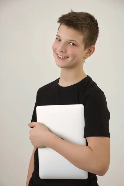Ein Teenager Mit Einem Charmanten Lächeln Hält Einen Laptop Der — Stockfoto